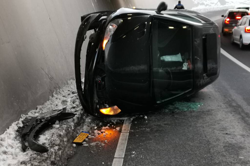 Auto belandt op zijn kant in tunnel