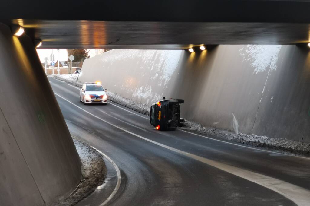 Auto belandt op zijn kant in tunnel