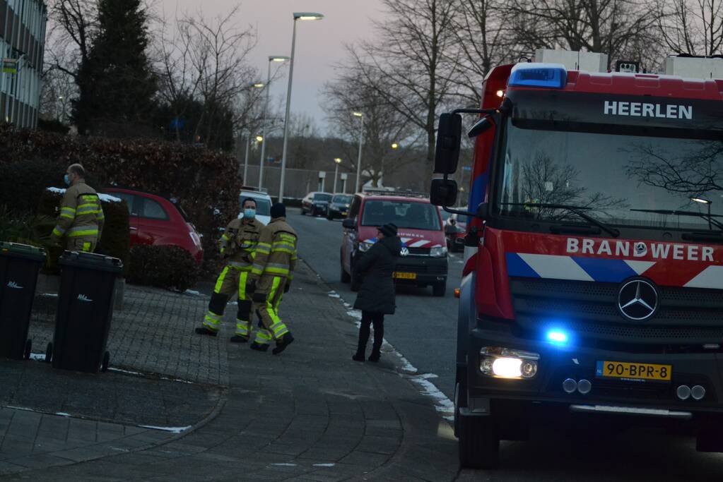 Brandweer doet onderzoek in woning na afgaan na alarm