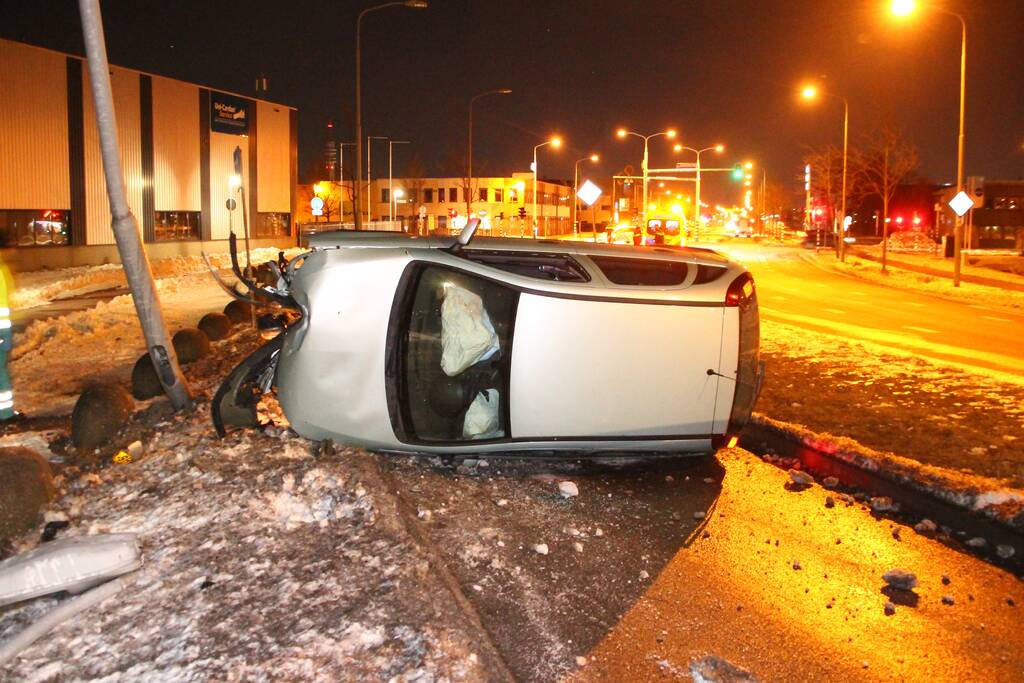 Bestuurder raakt macht over het stuur kwijt en valt op zijkant