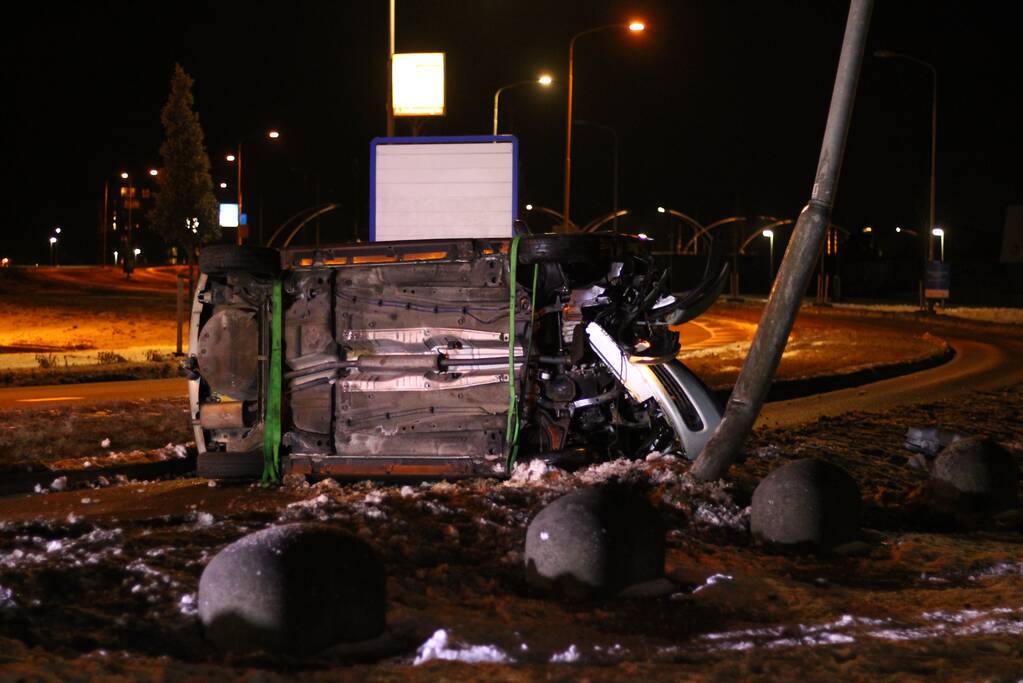 Bestuurder raakt macht over het stuur kwijt en valt op zijkant
