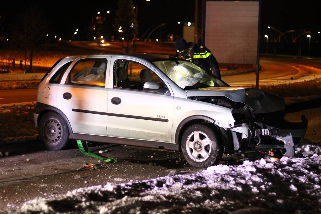 Bestuurder raakt macht over het stuur kwijt en valt op zijkant