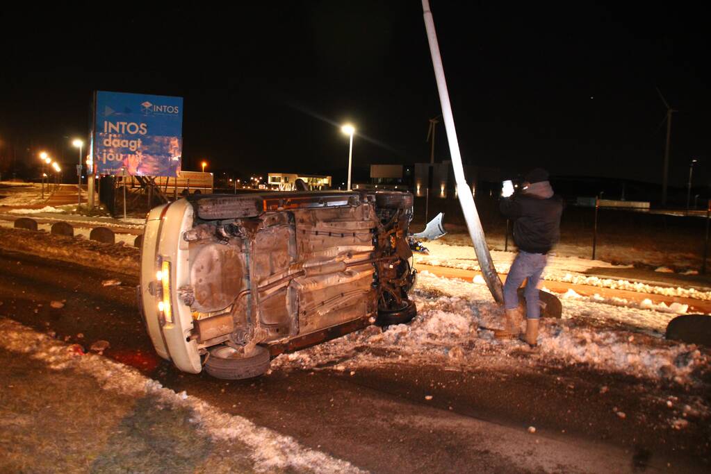 Bestuurder raakt macht over het stuur kwijt en valt op zijkant