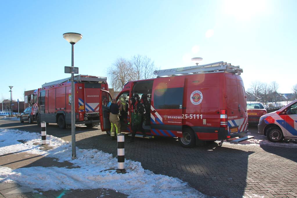 Persoon zakt door ijs