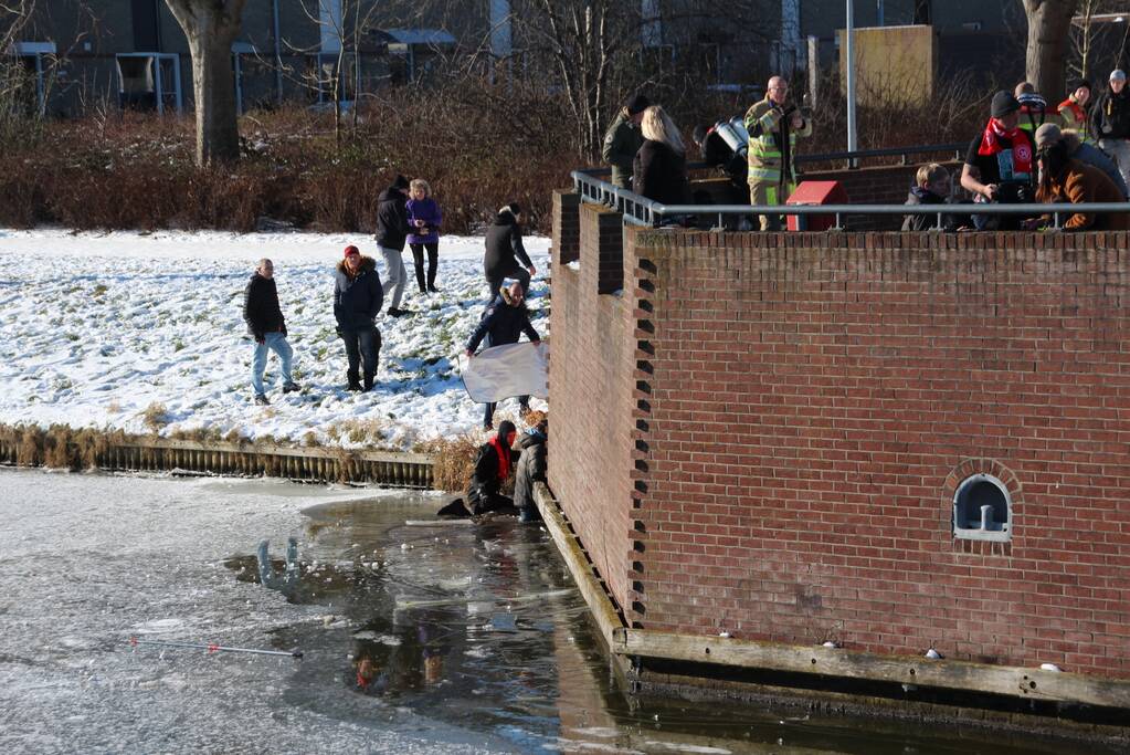 Persoon zakt door ijs