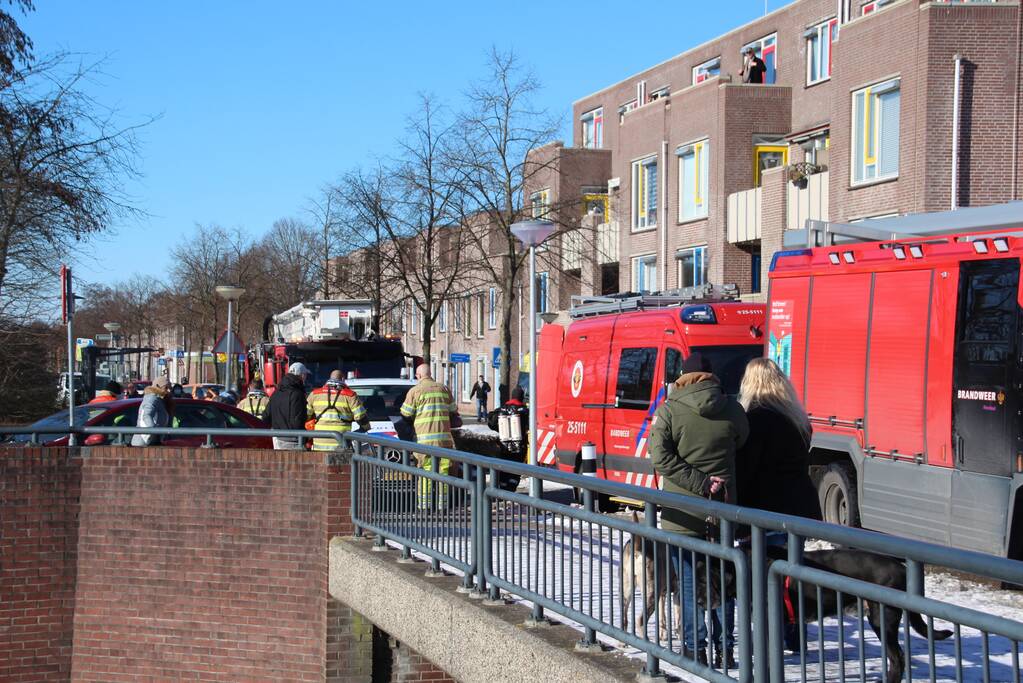 Persoon zakt door ijs