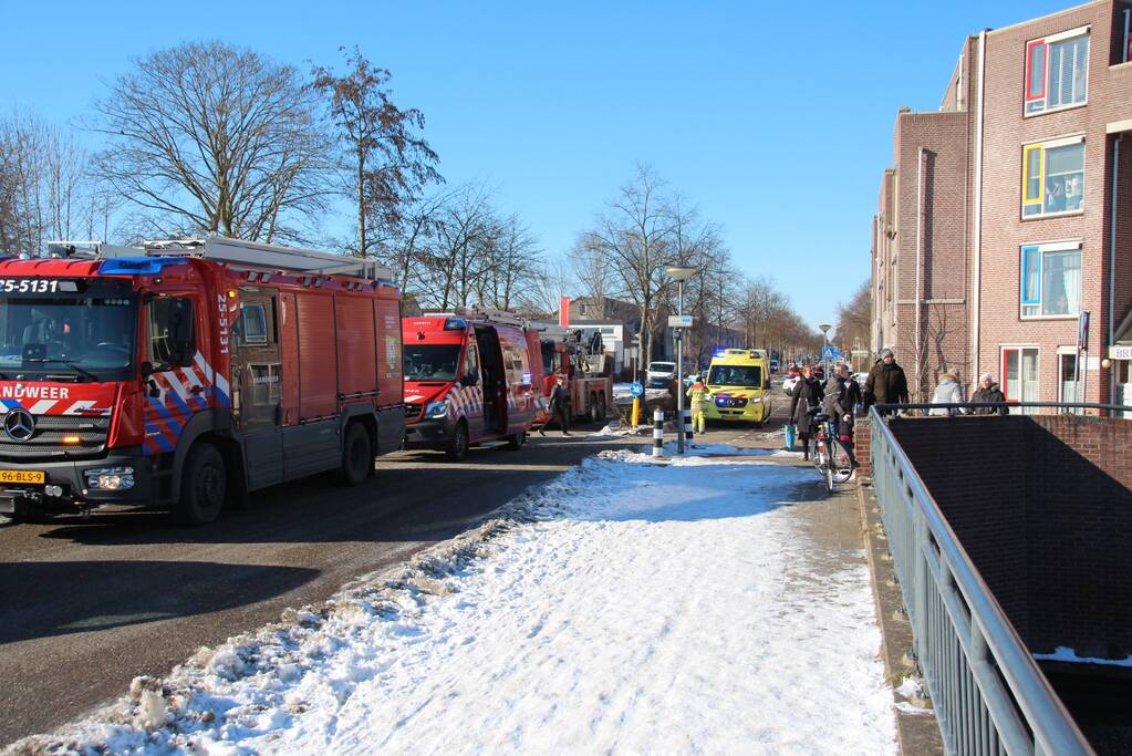 Persoon zakt door ijs