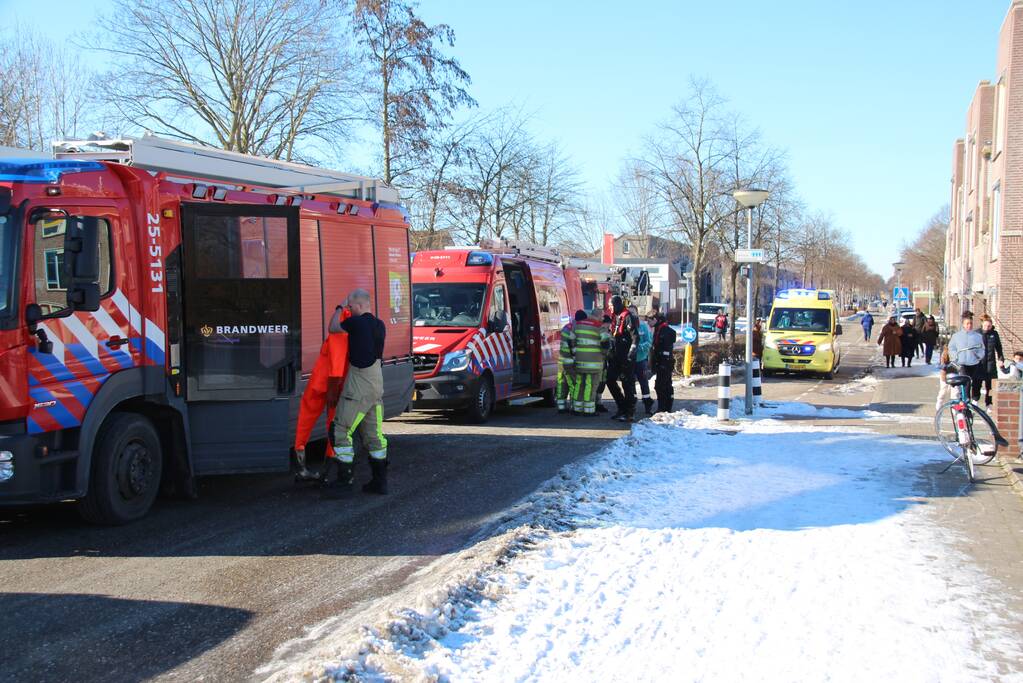 Persoon zakt door ijs