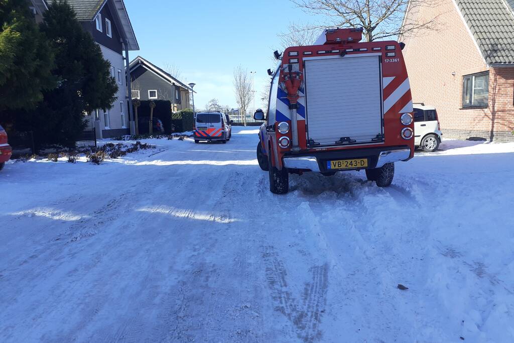 Brandweer verricht metingen in woning