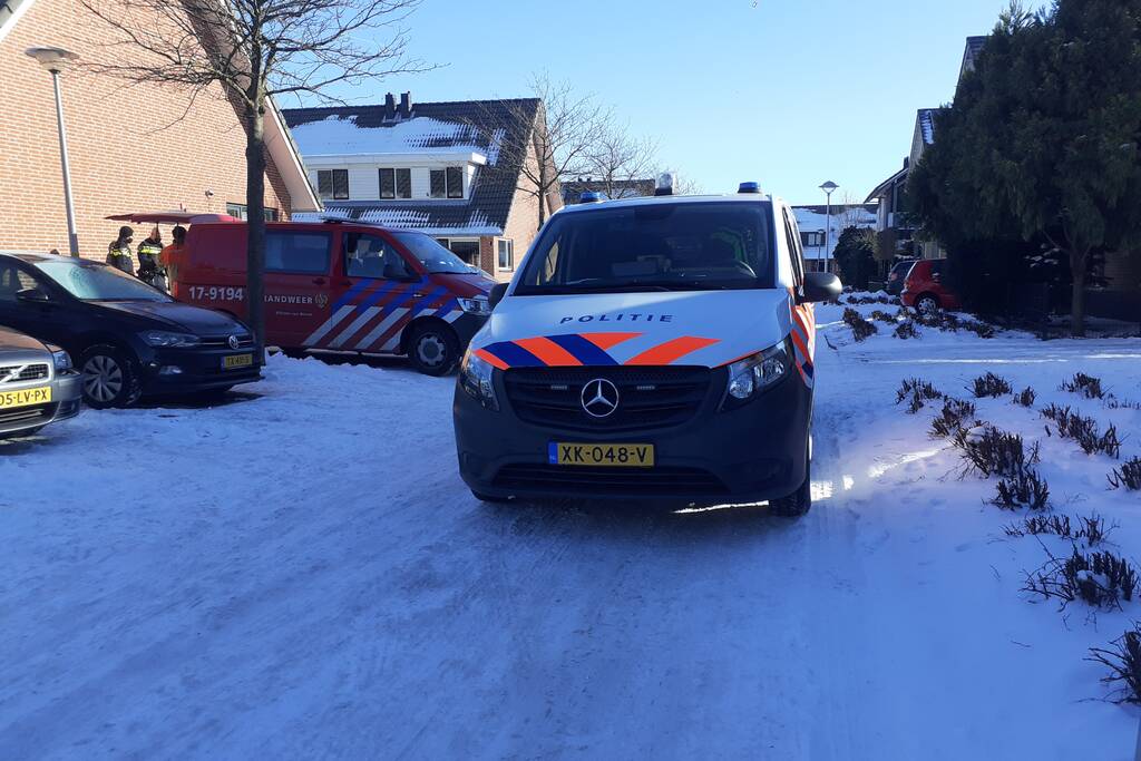 Brandweer verricht metingen in woning