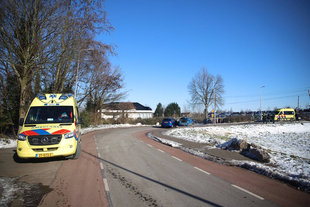 Twee personenauto's botsen frontaal op elkaar