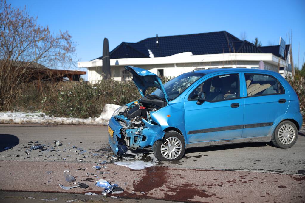Twee personenauto's botsen frontaal op elkaar
