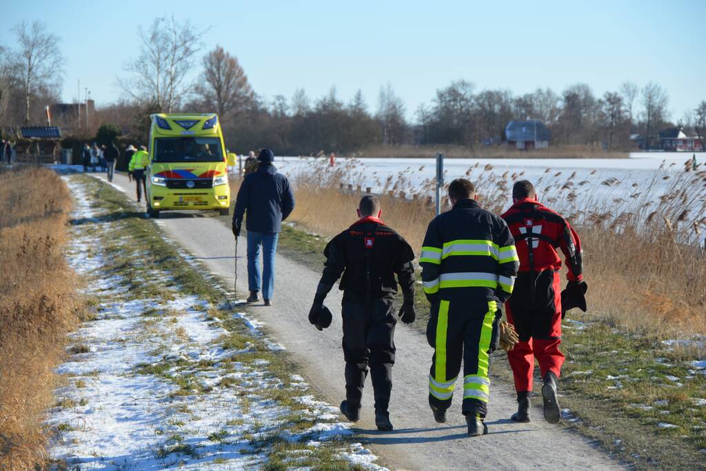 Gewonde met helikopter van ijs gered