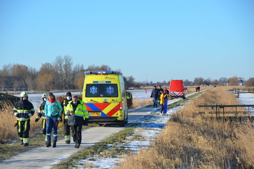 Gewonde met helikopter van ijs gered