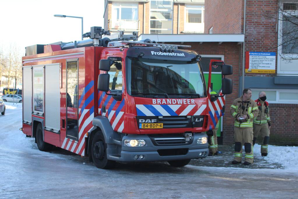 Brandweer blust uitslaande woningbrand