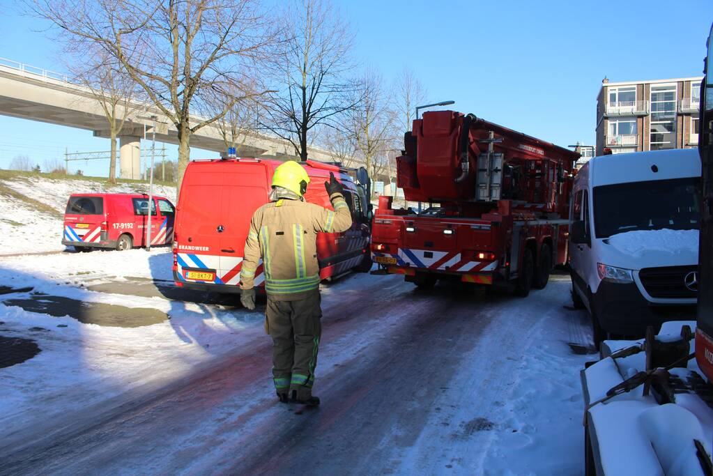 Brandweer blust uitslaande woningbrand