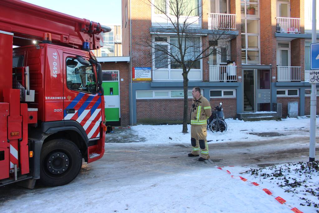 Brandweer blust uitslaande woningbrand