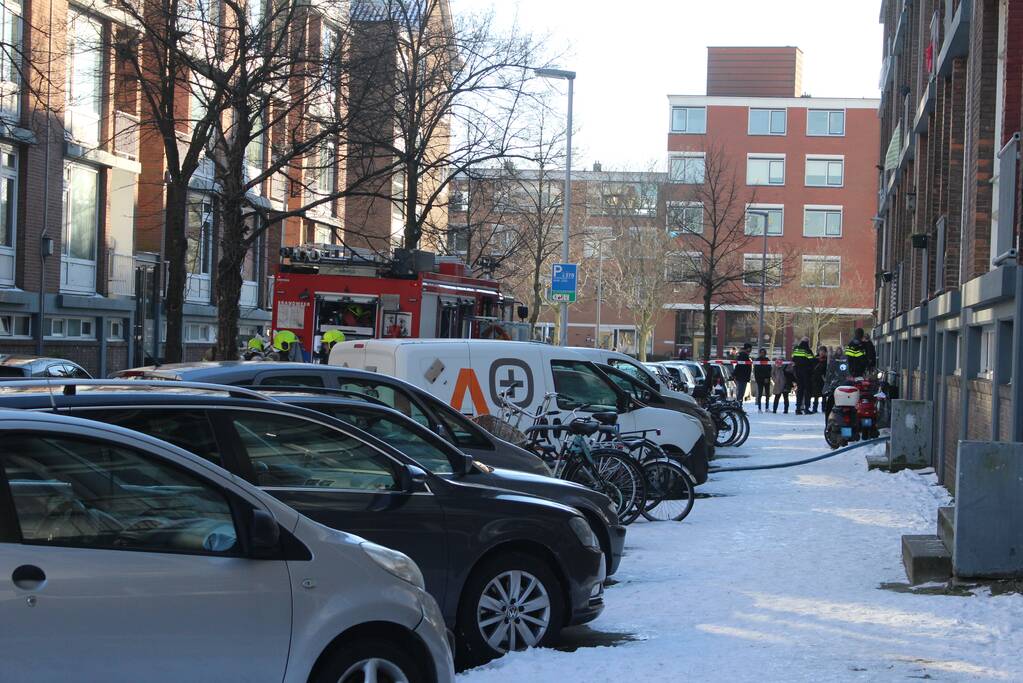 Brandweer blust uitslaande woningbrand