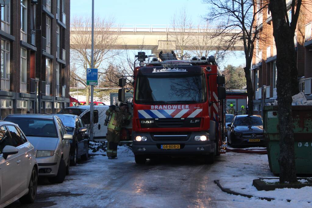 Brandweer blust uitslaande woningbrand