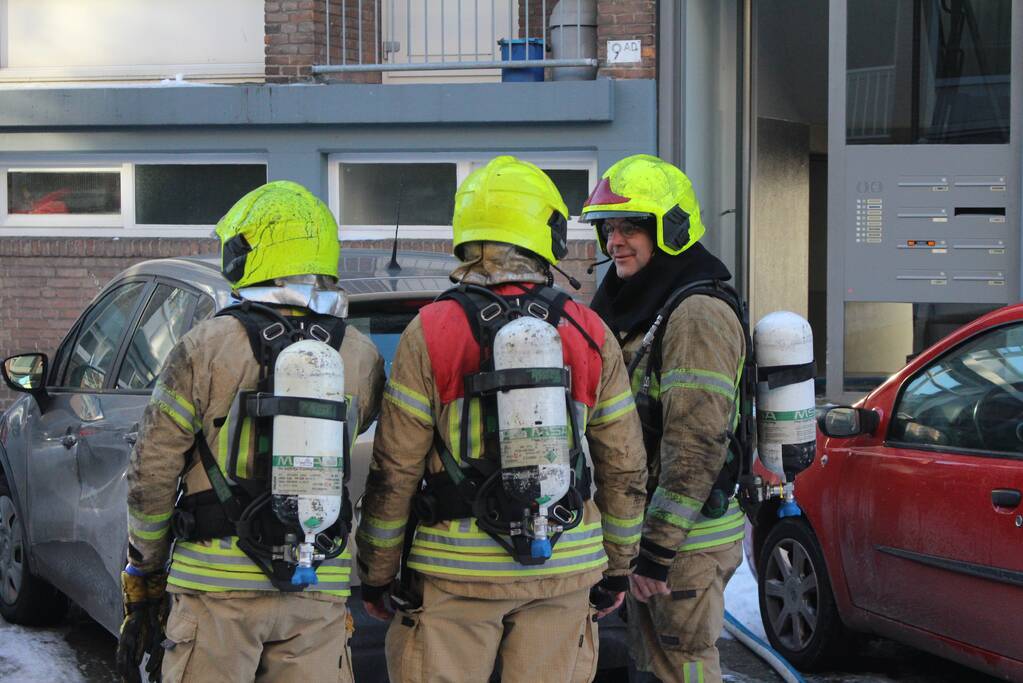 Brandweer blust uitslaande woningbrand