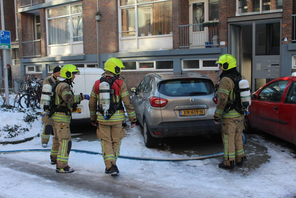 Brandweer blust uitslaande woningbrand