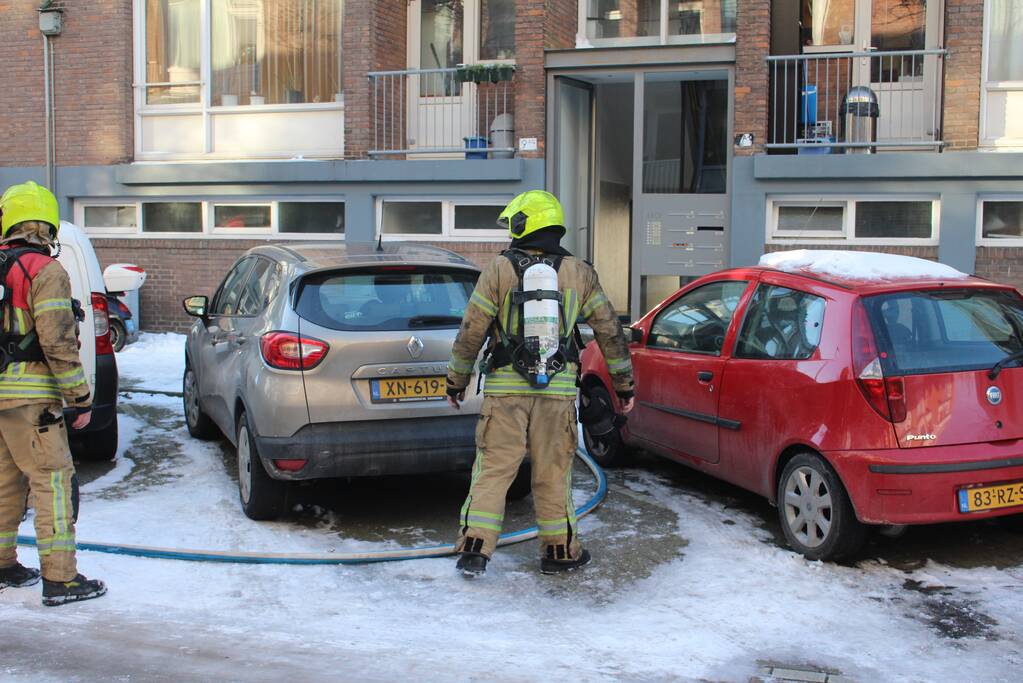 Brandweer blust uitslaande woningbrand