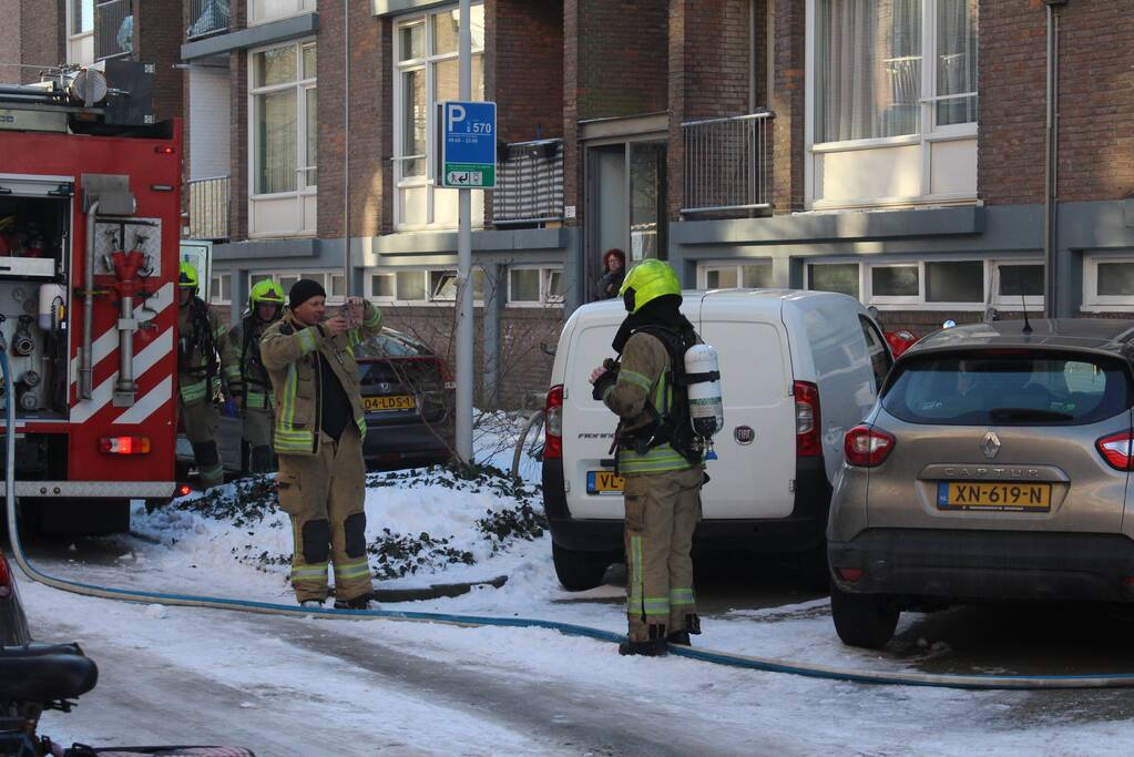 Brandweer blust uitslaande woningbrand