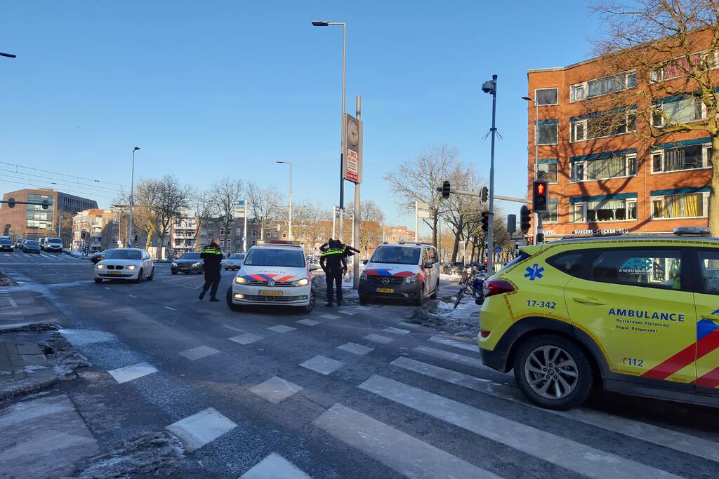 Persoon behandeld door ambulance na ongeval