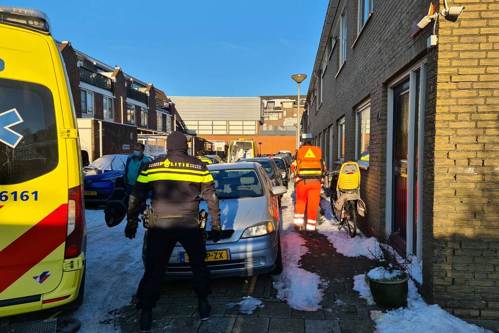 Traumahelikopter landt in park voor incident in woning