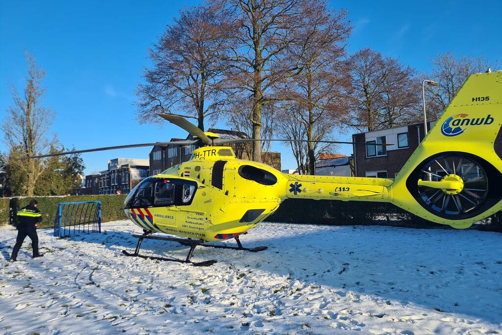 Traumahelikopter landt in park voor incident in woning