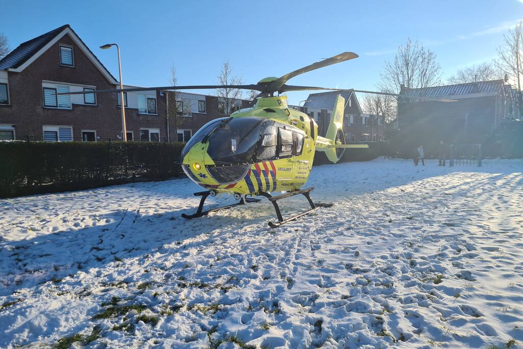 Traumahelikopter landt in park voor incident in woning