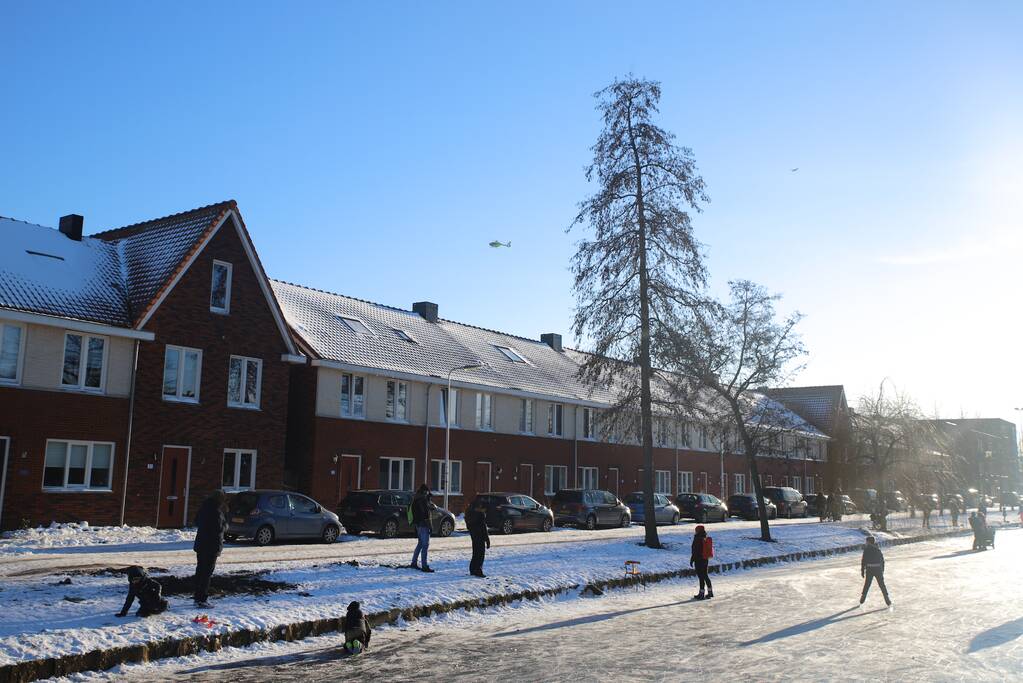 Traumahelikopter landt in park voor incident in woning