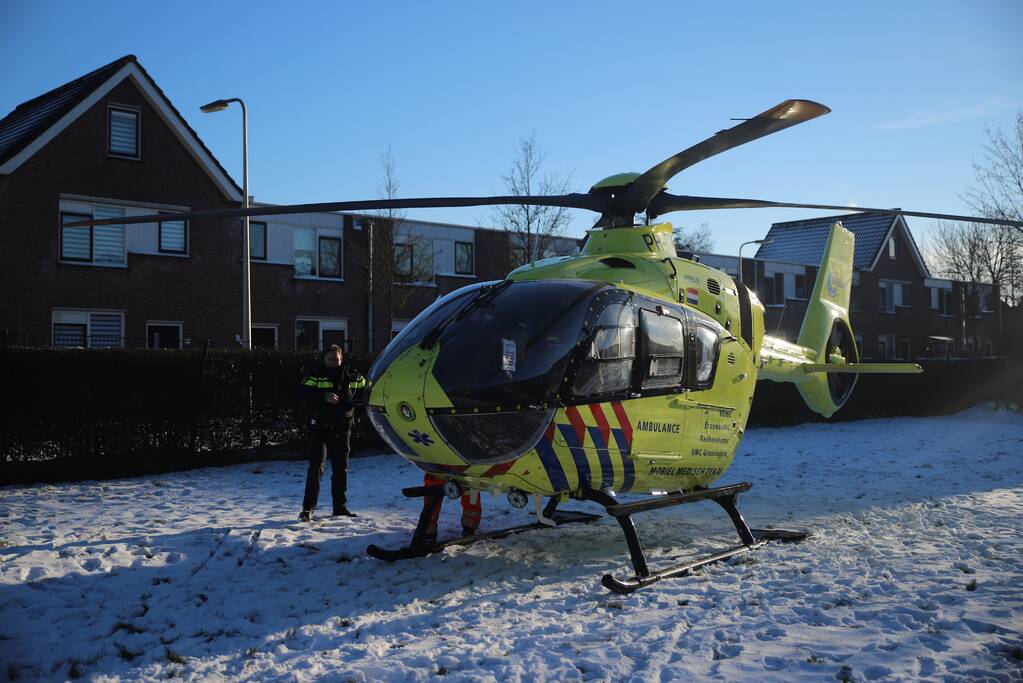 Traumahelikopter landt in park voor incident in woning
