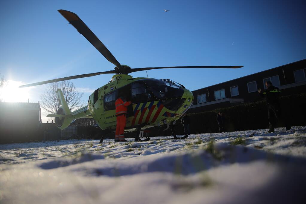 Traumahelikopter landt in park voor incident in woning