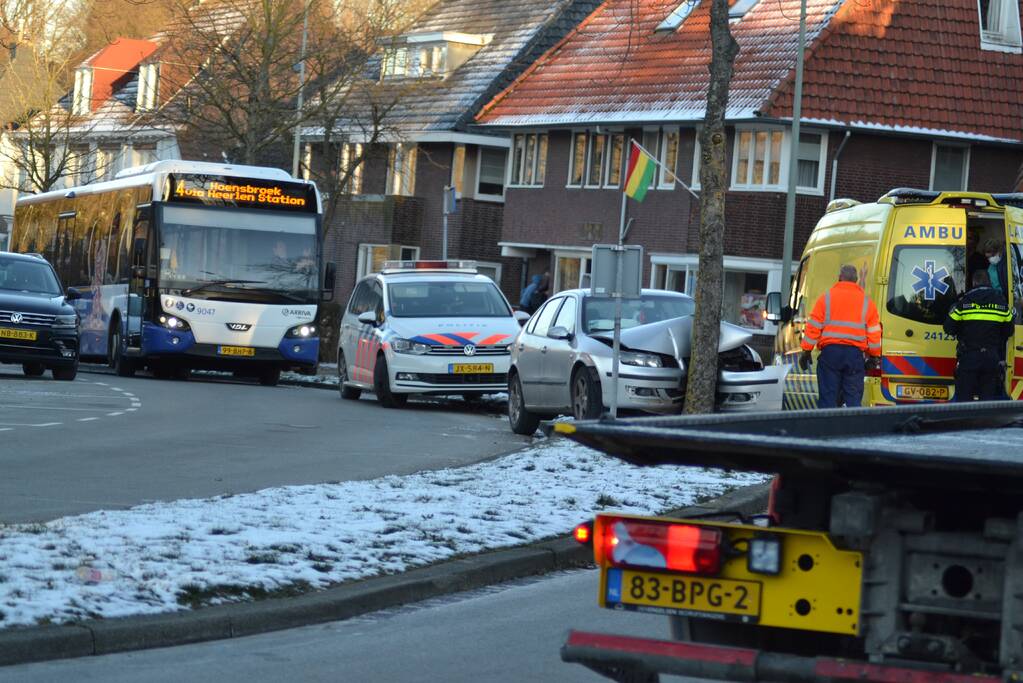 Personenauto klapt tegen boom