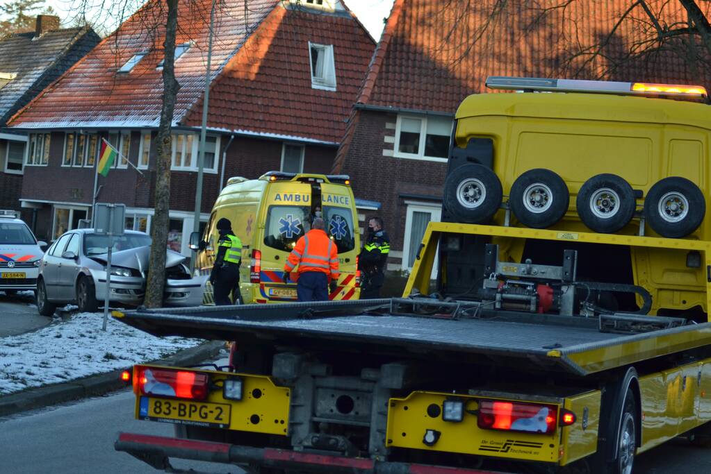 Personenauto klapt tegen boom