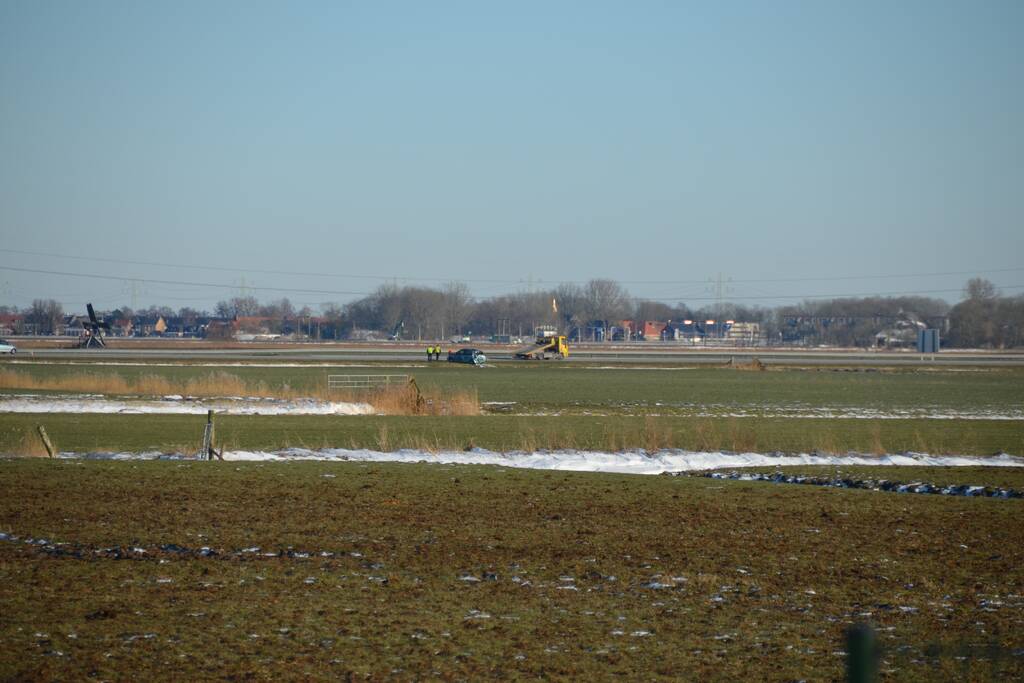 Personenauto belandt op zijn kop in sloot