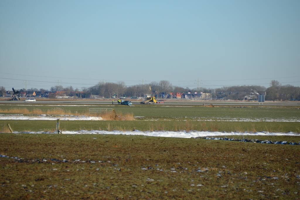 Personenauto belandt op zijn kop in sloot