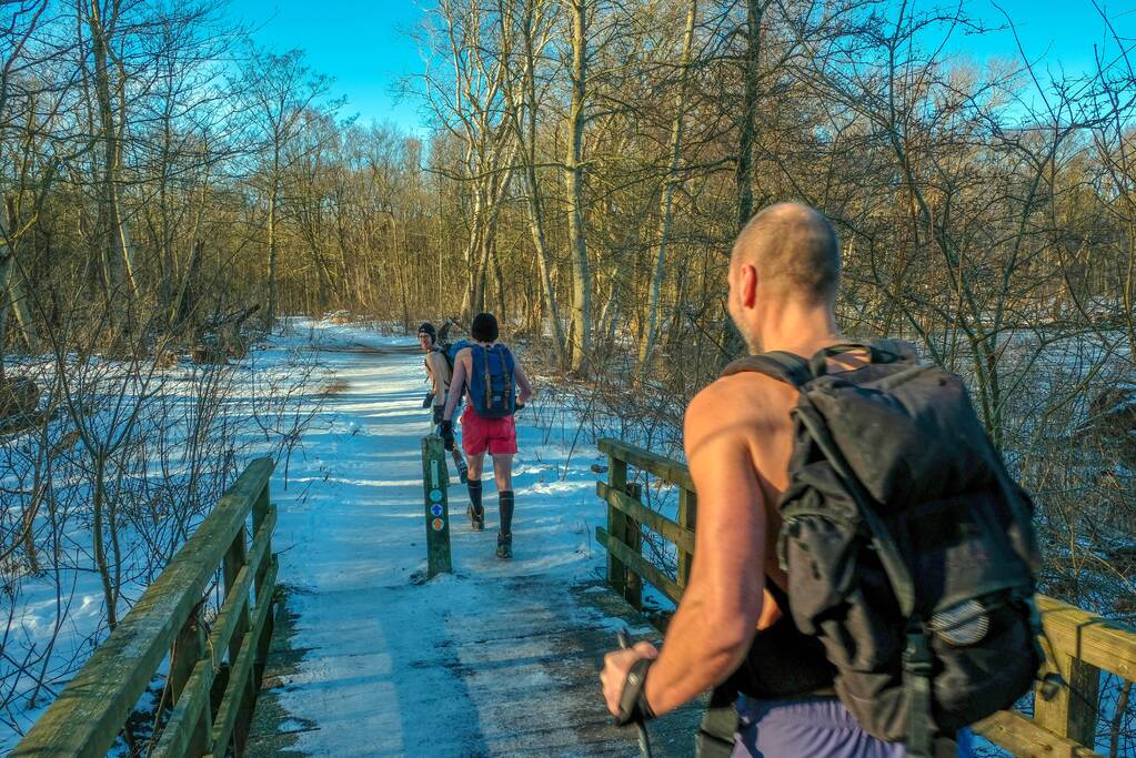 Wandelen door de sneeuw in zomerse outfits