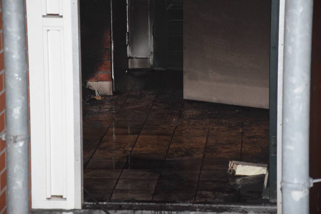 Brandweer blust brand in toiletgebouw