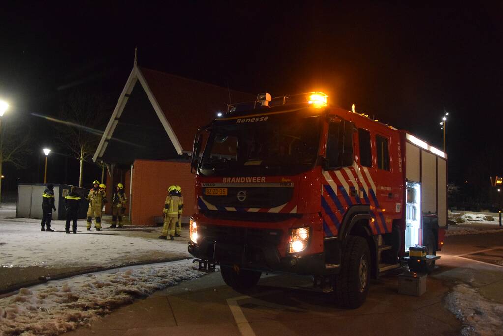 Brandweer blust brand in toiletgebouw