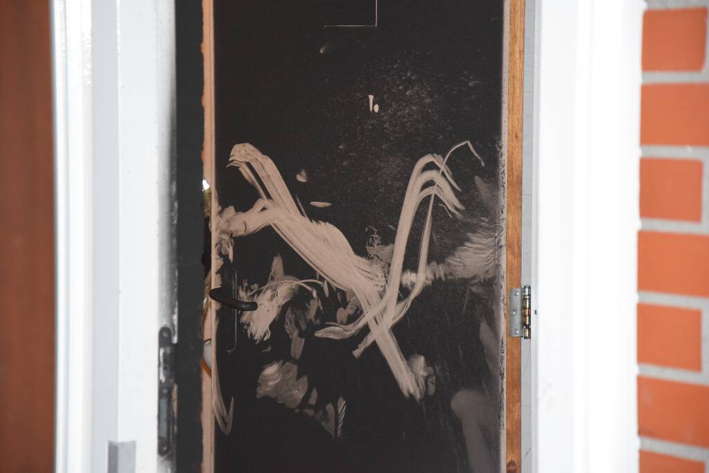 Brandweer blust brand in toiletgebouw