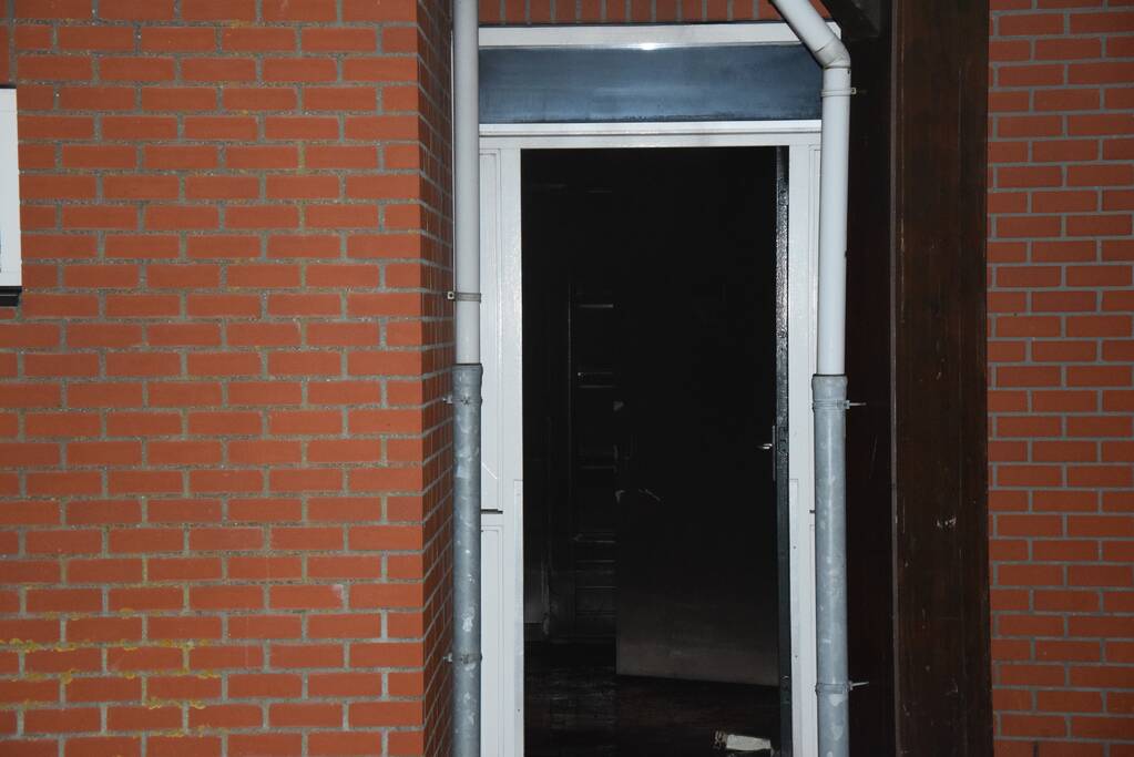 Brandweer blust brand in toiletgebouw