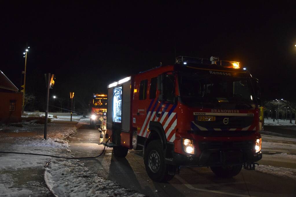 Brandweer blust brand in toiletgebouw