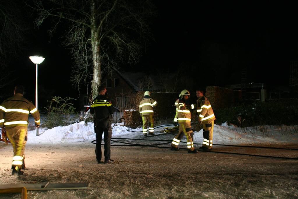 Brandweer blust brand in tuinhuis