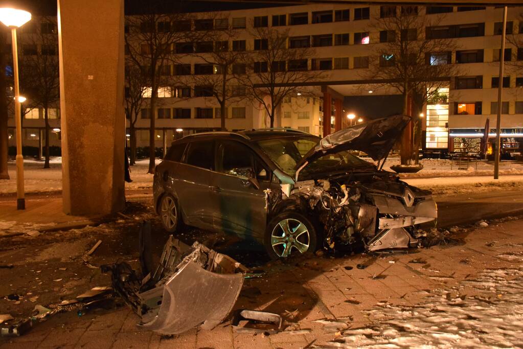 Bestuurder verliest macht over het stuur en knalt tegen betonnen muur