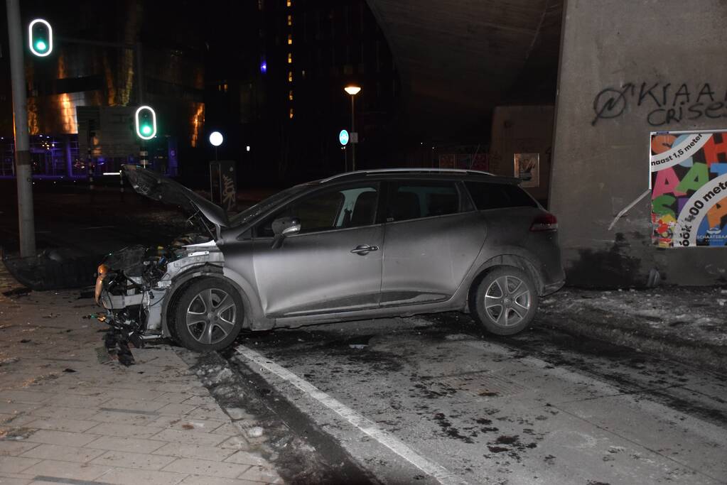 Bestuurder verliest macht over het stuur en knalt tegen betonnen muur