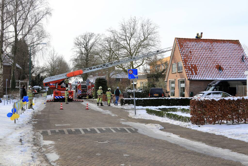 Doorgaande weg afgesloten door schoorsteenbrand