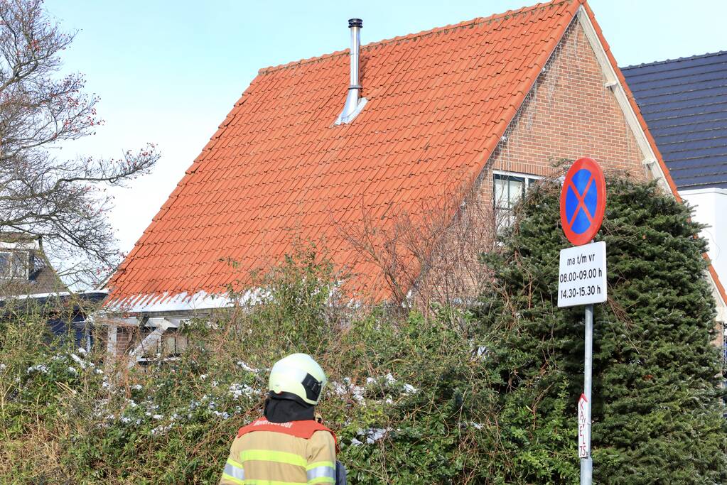Doorgaande weg afgesloten door schoorsteenbrand
