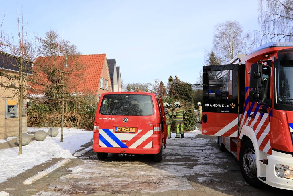 Doorgaande weg afgesloten door schoorsteenbrand